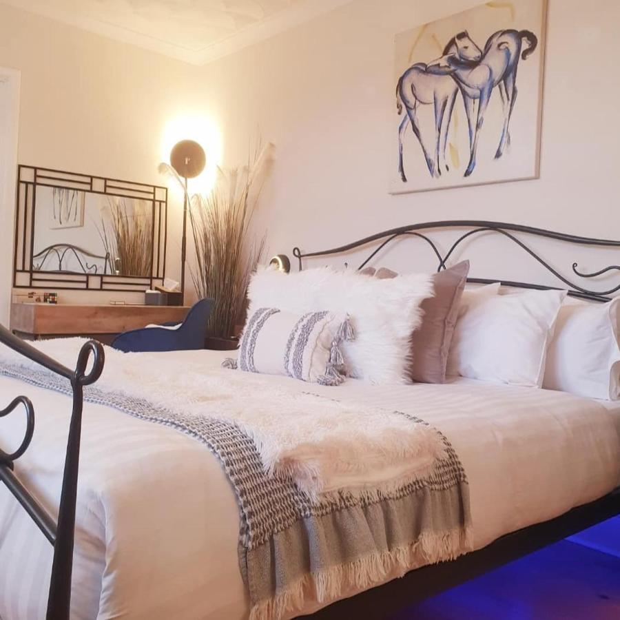 The New Blue Horse Suite At The Grumpy Schnauzer B&B Luxury Private Indoor Hot Tub Breakfast In Bed Airdrie Dış mekan fotoğraf