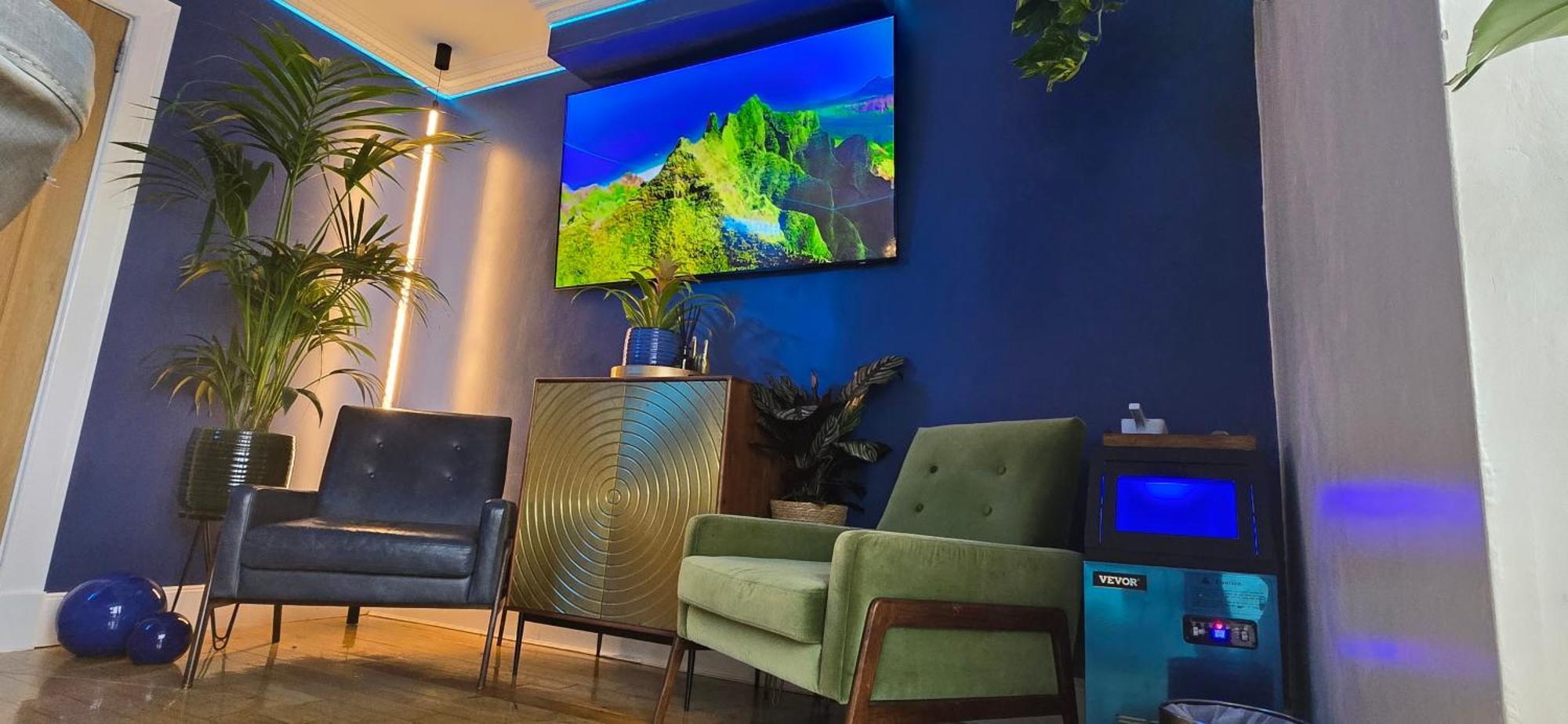 The New Blue Horse Suite At The Grumpy Schnauzer B&B Luxury Private Indoor Hot Tub Breakfast In Bed Airdrie Dış mekan fotoğraf