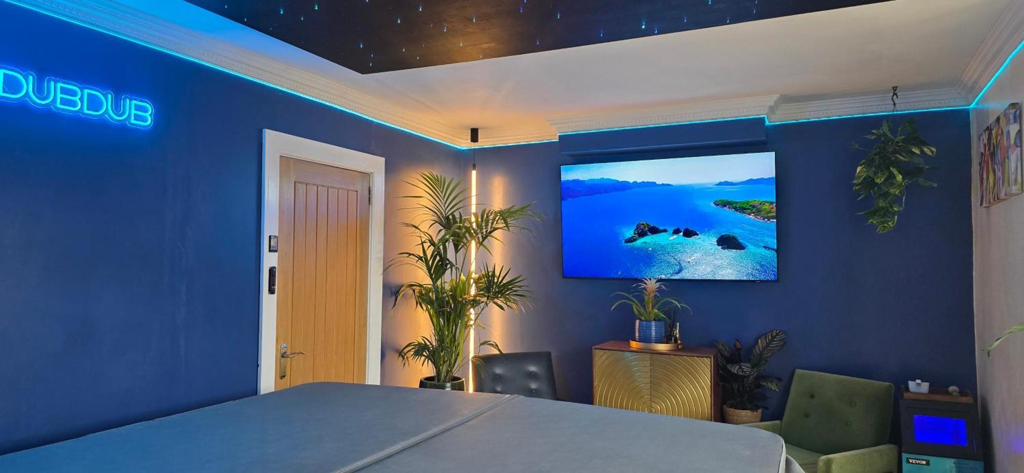 The New Blue Horse Suite At The Grumpy Schnauzer B&B Luxury Private Indoor Hot Tub Breakfast In Bed Airdrie Dış mekan fotoğraf