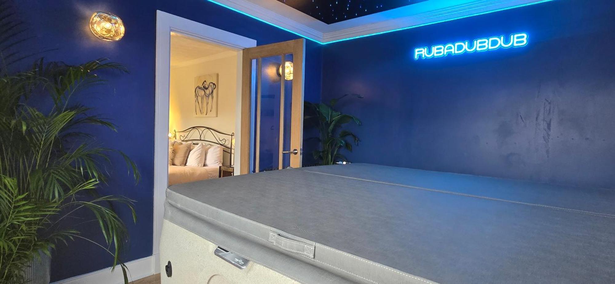 The New Blue Horse Suite At The Grumpy Schnauzer B&B Luxury Private Indoor Hot Tub Breakfast In Bed Airdrie Dış mekan fotoğraf