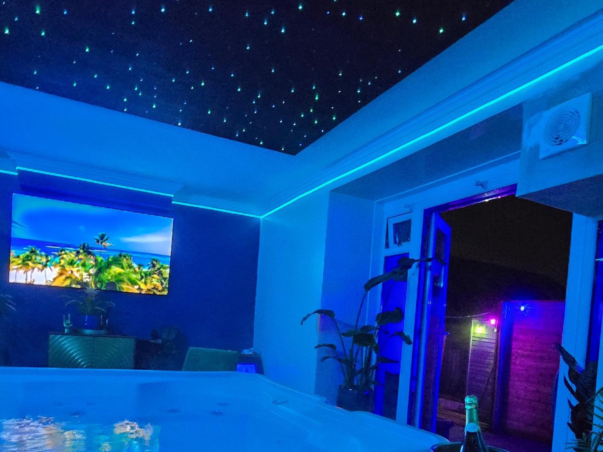 The New Blue Horse Suite At The Grumpy Schnauzer B&B Luxury Private Indoor Hot Tub Breakfast In Bed Airdrie Dış mekan fotoğraf
